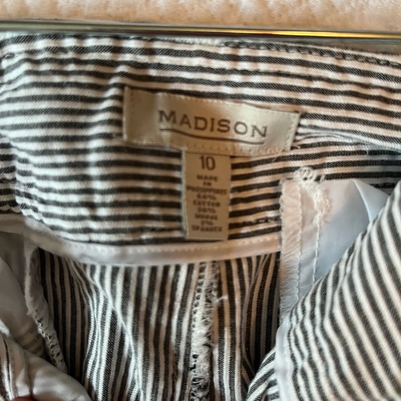 Seersucker striped crop pants, Madison size 10 - Picture 2 of 2